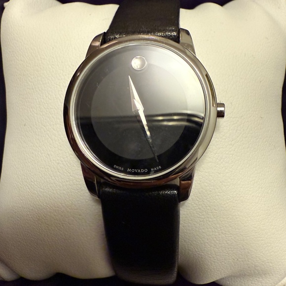 Movado women’s Leather Watch - Picture 2 of 4